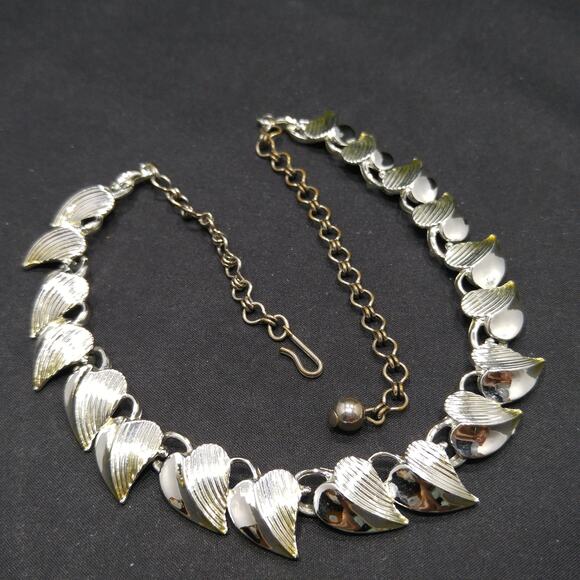Vintage 1950s Signed Heart Leaves Choker Necklace, Rhodium Plated - Picture 5 of 10